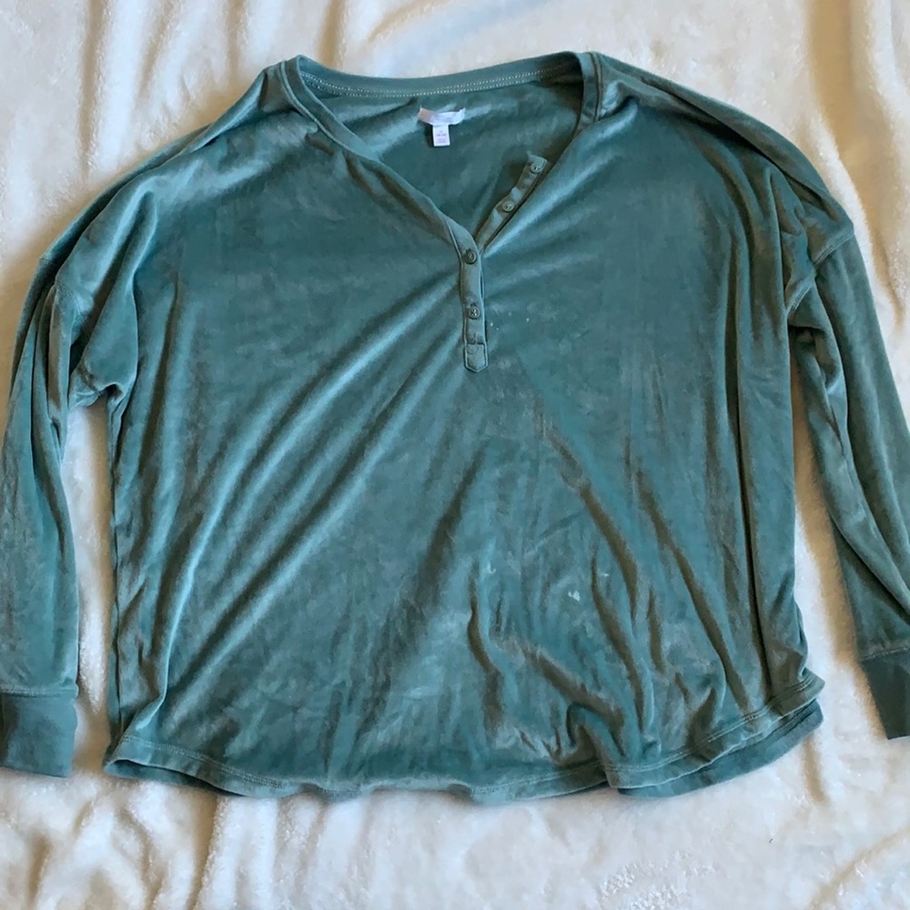 Secret Treasures top. Size-2x(18w-20w)